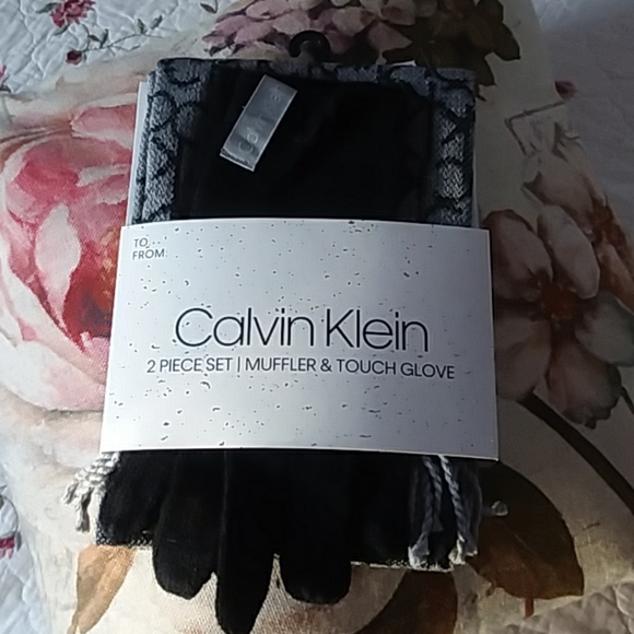 Calvin Klein Accessories - ❄Reserved Calvin Klein 2 piece set❄